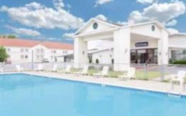 Travelodge Inn and Suites Latham