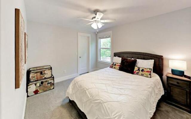 Nashville Duplex Home by RedAwning