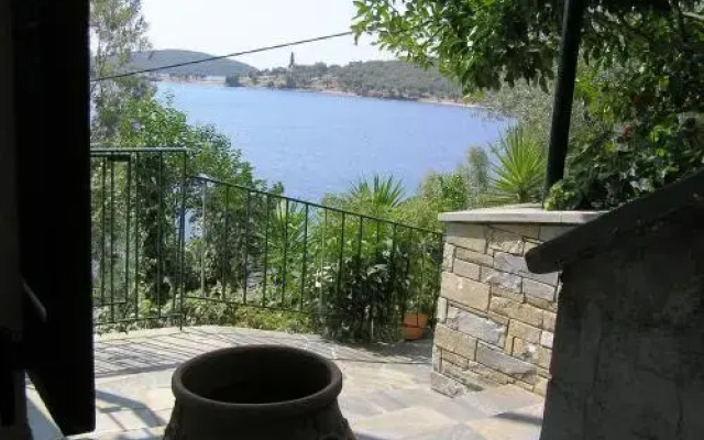 Violetta Studios & Apartments