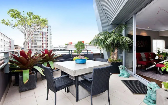 UM616 Sleek Split Level City Oasis in Ultimo