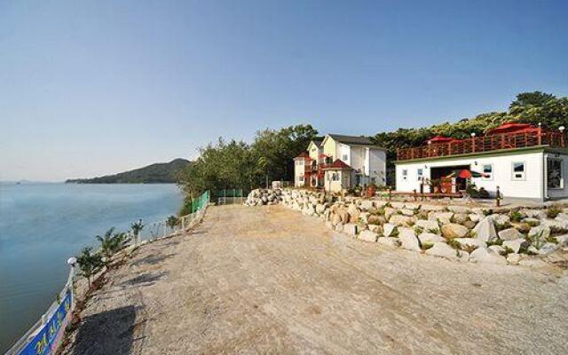 Ganghwa Punggyung gryujineon zip Pension