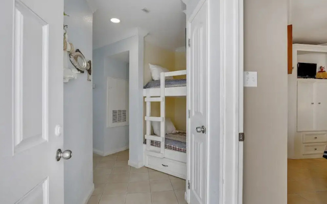 Seascape 1202 Studio Bedroom Condo by RedAwning
