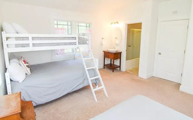 Pacific Way - 3 Br home by RedAwning