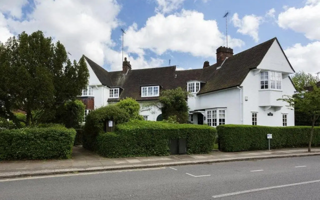 Three Bedroom House in Hampstead Garden Suburb