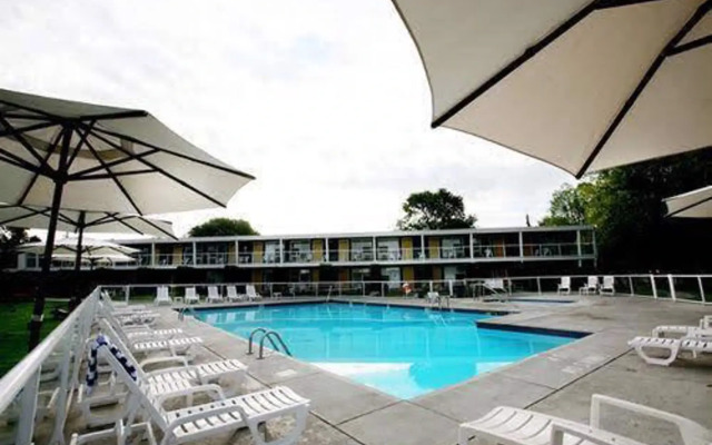 Lakeshore Inn