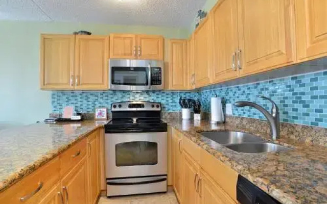 Waikiki Banyan Remodeled Ocean-View Condo 2212