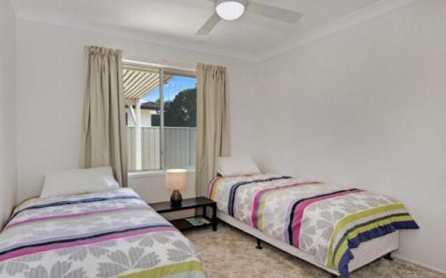 Large family waterfront home with room for a boat - Welsby Pde, Bongaree – Guest Rooms – Bongaree