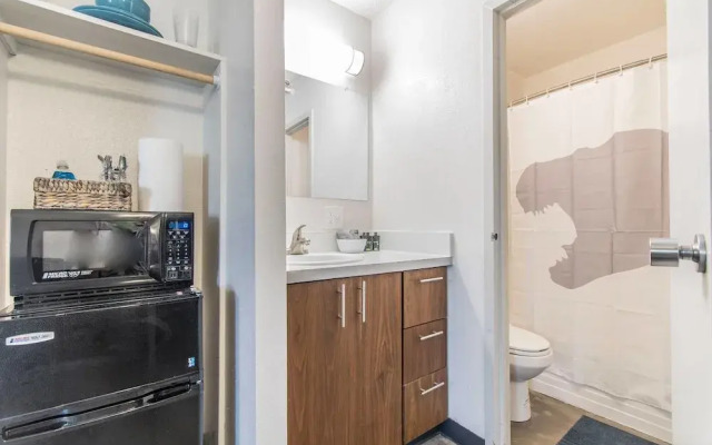 University District Flat + Amenitized Building