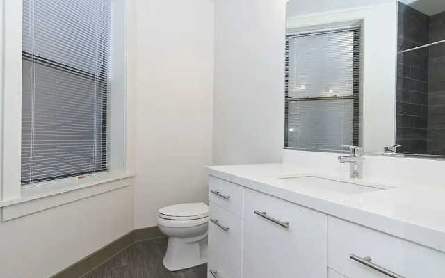 Vibrant 2BR in Wrigleyville by Sonder