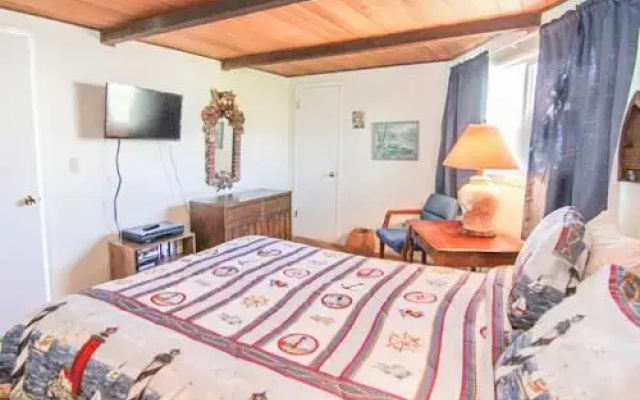 Waive Time - 4 Br home by RedAwning