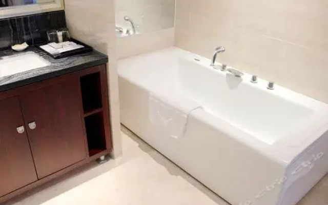 Ruiyang Crown Hotel