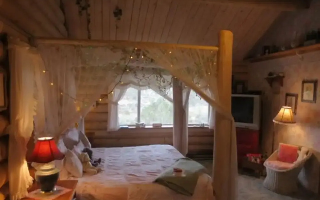 Log Cabin at Lynx Creek Farm
