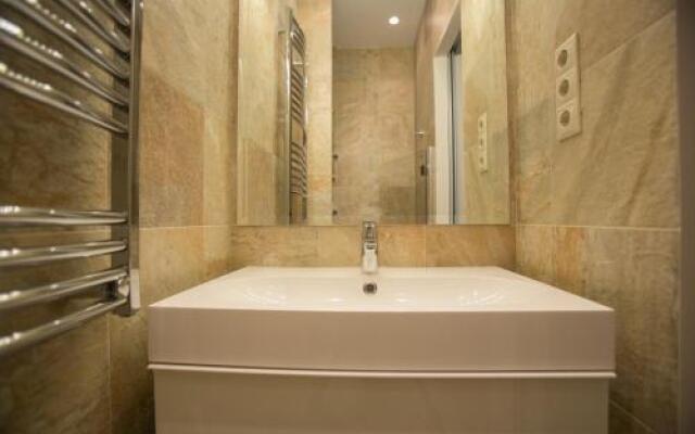 Chain Bridge Studio Apartment