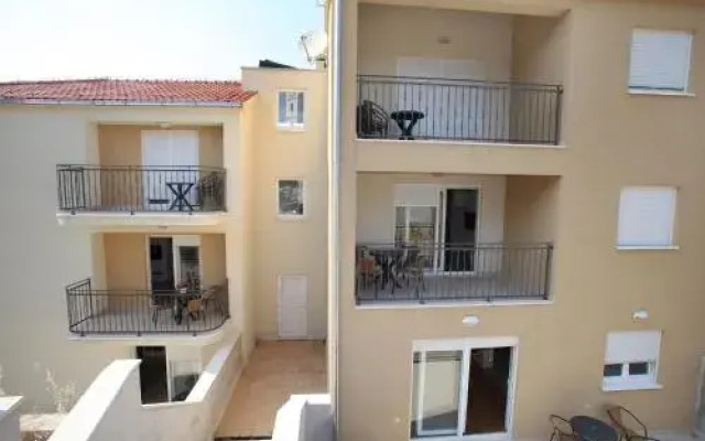 Villa Iris Apartments