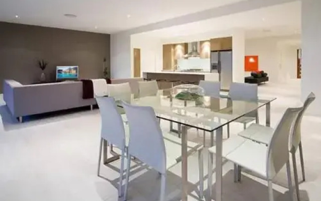 T E Peters Waterfront Holiday Home