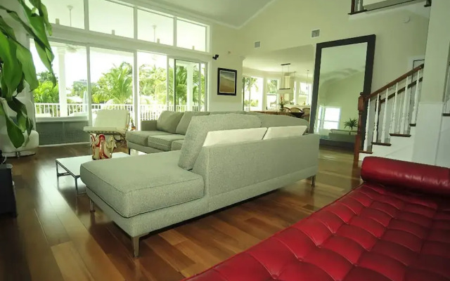 Luxurious Waterfront Villa W/Heated Saltwater Pool
