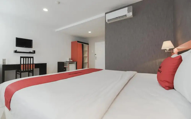 RedDoorz Premium near Pantai Losari 2