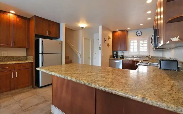 Lokelani #A205 - 2 Br condo by RedAwning