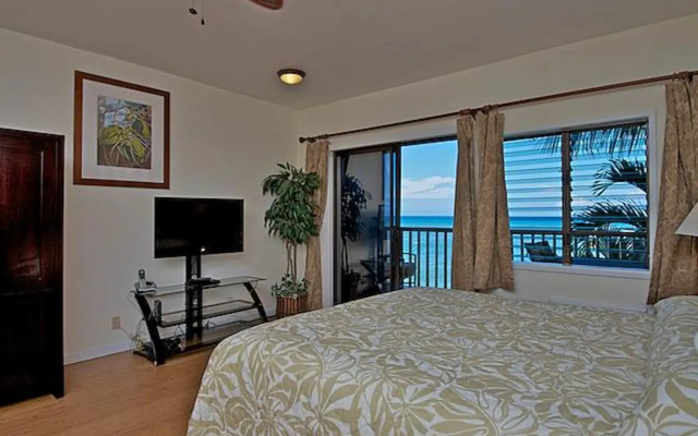 Pohailani #201 Studio Bedroom Condo by RedAwning