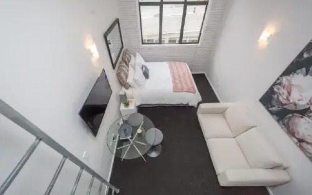 Urban Chic Loft Off Queen street