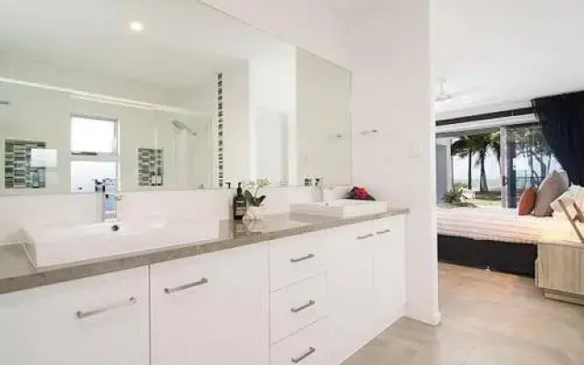 Tenterfield Beachfront Luxury 4 Bedroom Holiday Home