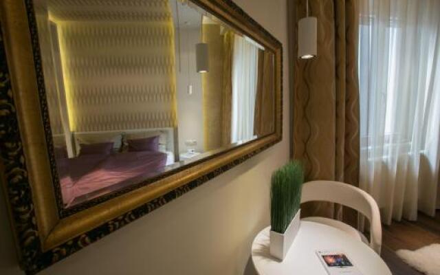 Chain Bridge Studio Apartment