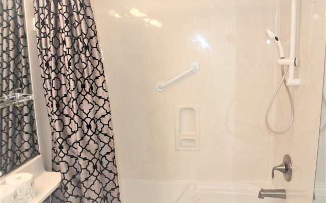 Jamaica Royale 406 - 2 Br Condo