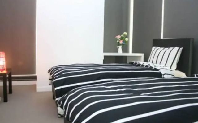 Luxury Two Bed Apt Swimming Pool