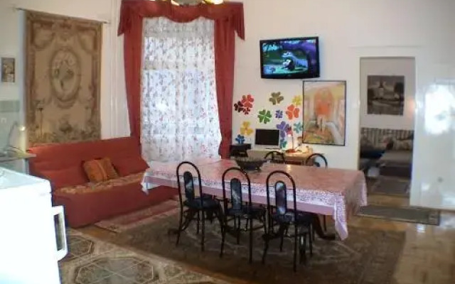 Garibaldi Guesthouse & Apartments