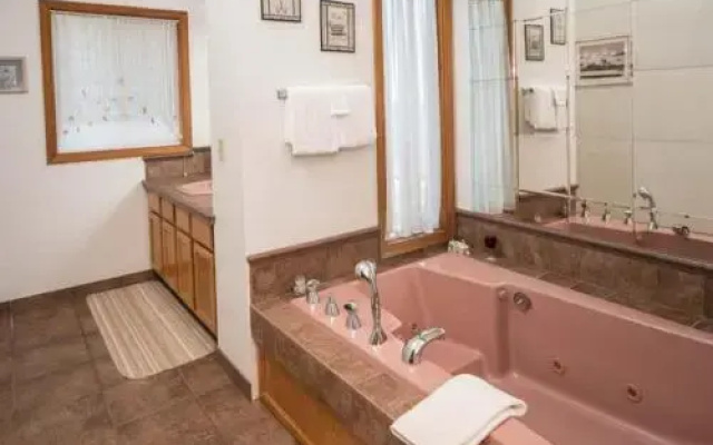 SeaCret Hideaway - 4 Br home by RedAwning