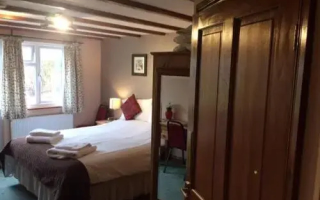 Crown House & Lodges B&B