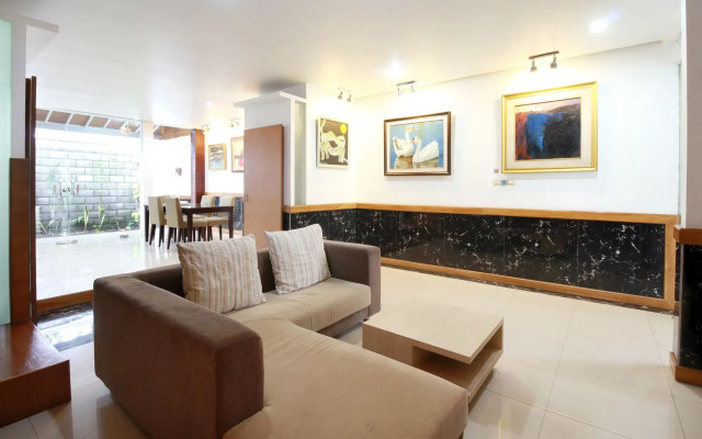 Beverly Dago Apartment