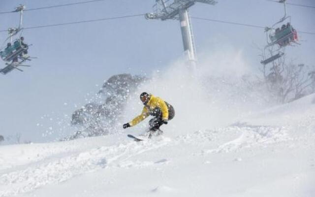 Horizons 420 Lake Jindabyne Waterfront