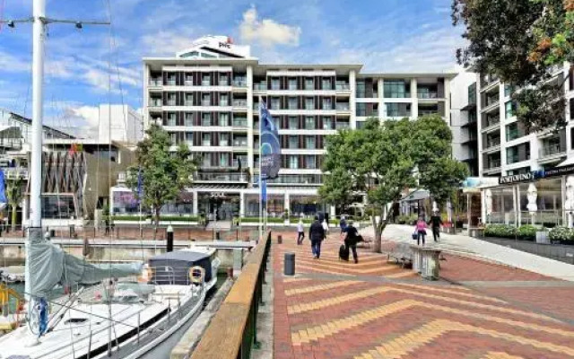 Viaduct Harbour Beauty with Balcony