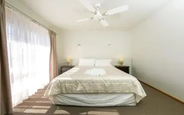 Parklake Holiday Units
