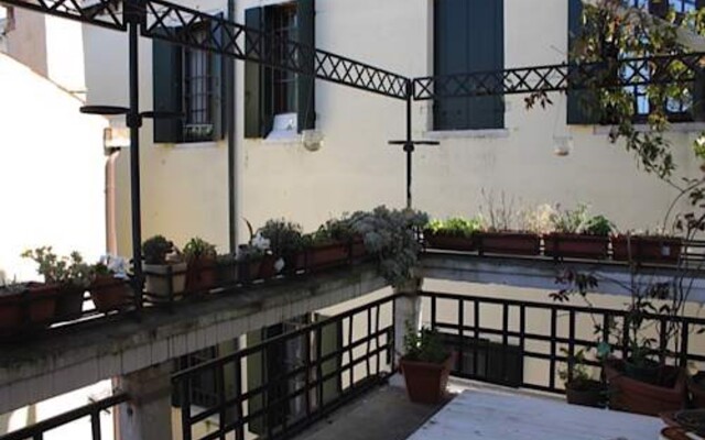 Serenissima Apartments