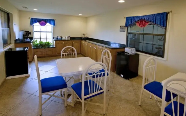 Riviera Inn & Suites