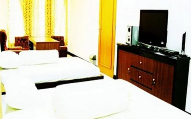 "rumah Pinus" Guesthouse & Cafe