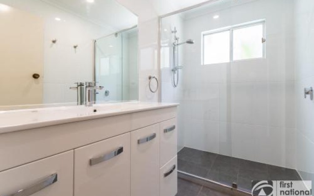 Bring the family, dog and the boat to Welsby Pde, Bongaree – Bathroom – Bongaree