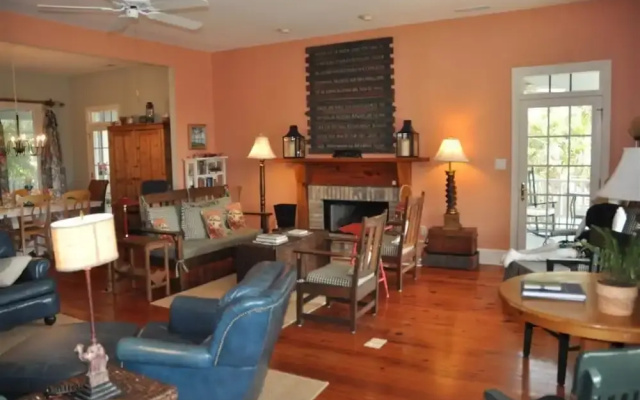 165 Giraffic Park 4 Br home by RedAwning