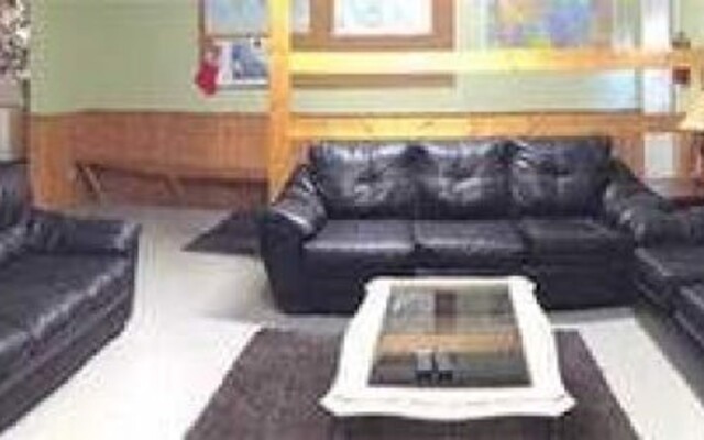 Castle Mountain Ski Lodge - Hostel