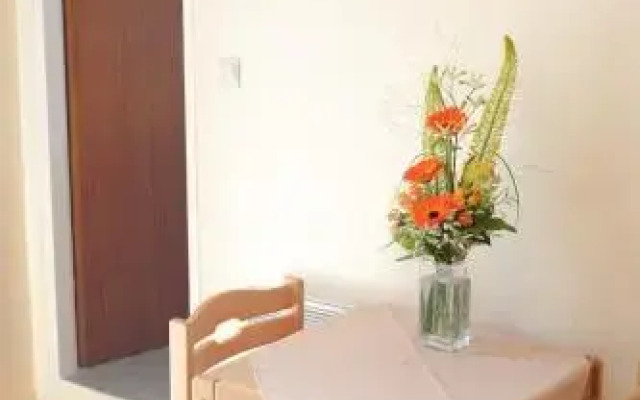 Weinhof & Gästehaus Dombi Weiss