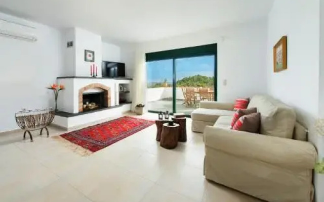 Villa Akti