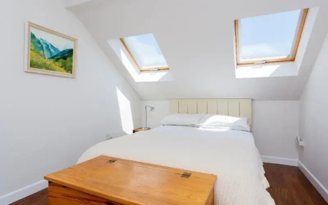 Veeve  4 Bed Home On Larden Road In Ealing