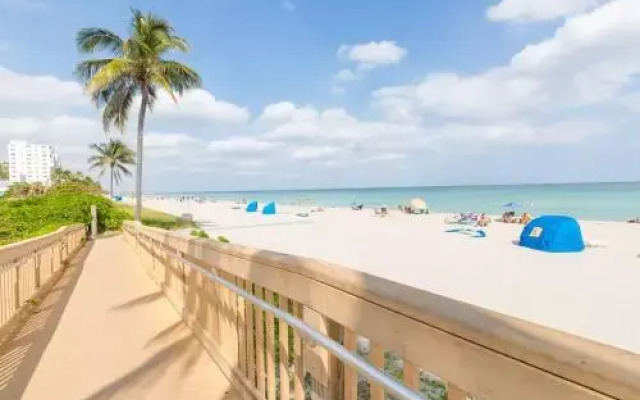 589 Hollywood Beach Studio