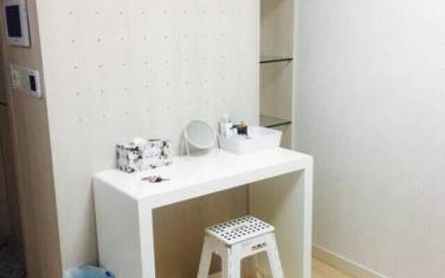 Nicole. W Apartment 1