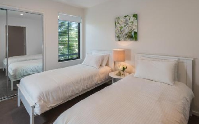 Round About Bulimba Executive 3BR Bulimba apartment near Oxford St shops and restaurants – Guest Rooms – Brisbane