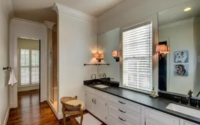 4000 Comer 5 Br home by RedAwning