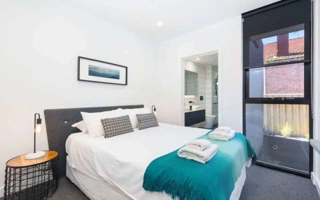 Executive 2br Caulfield North