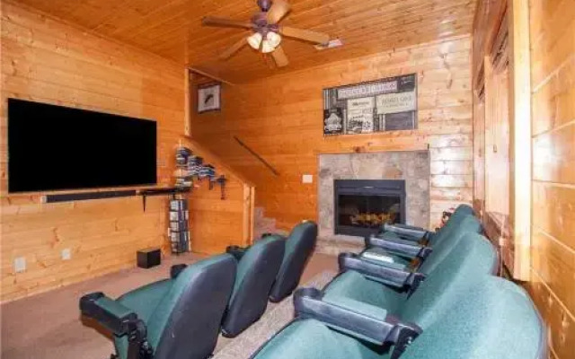 Smoky Mountain Retreat - Five Bedroom Cabin